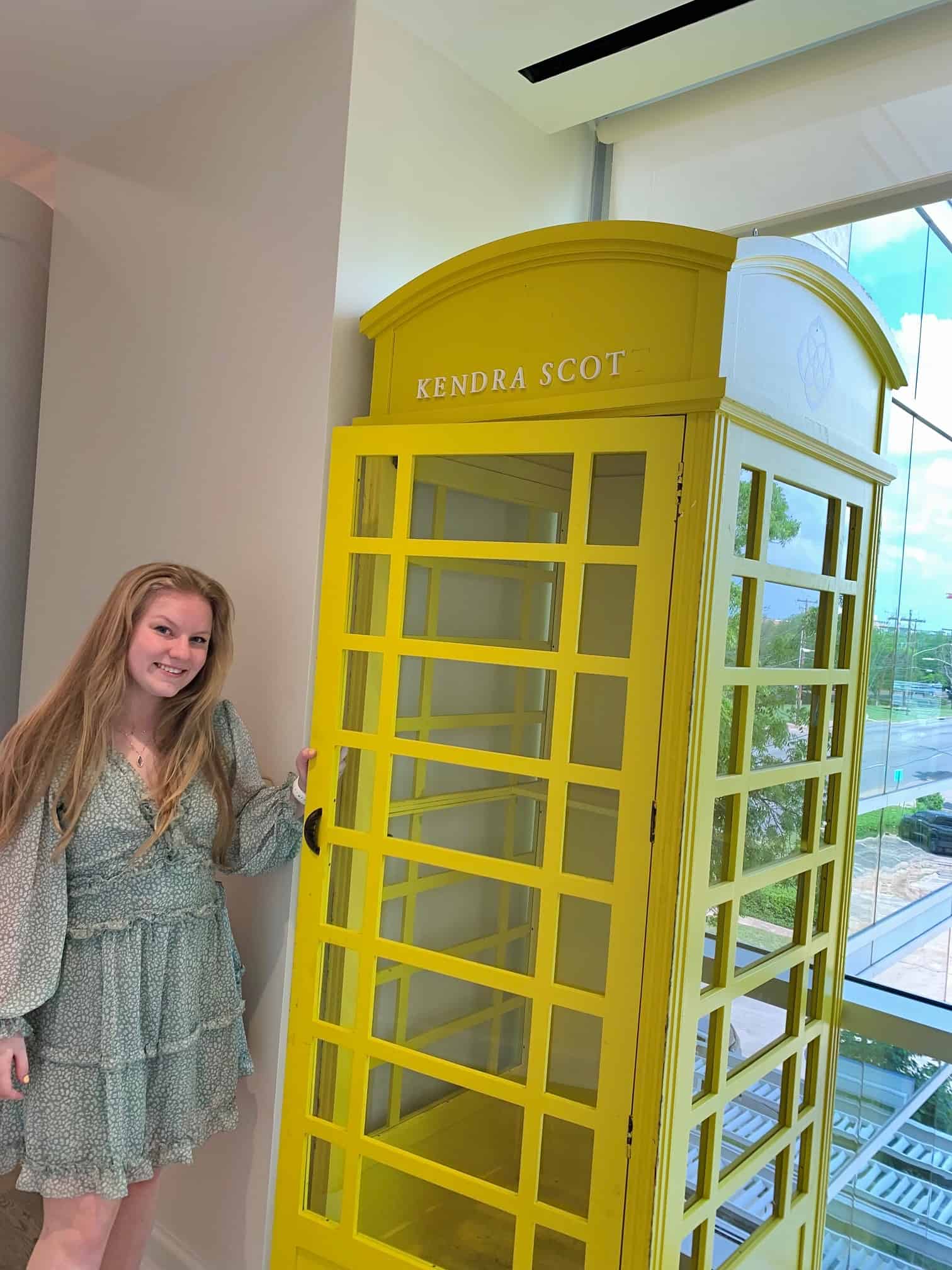 An image of Linley at Kendra Scott.